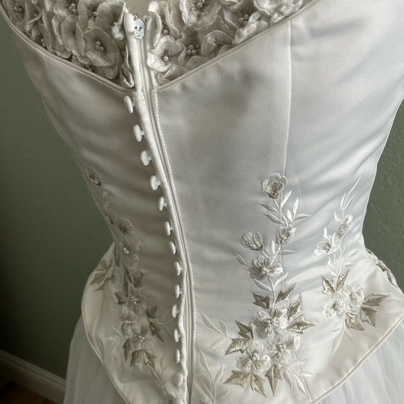 Vintage White Floral Gown - Picture 10 of 12